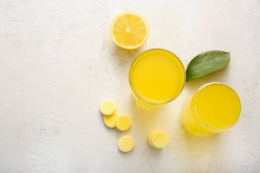 C vitamini tableti. Beyaz grunge masasında suda ve limonda çözünmüş.