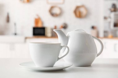 Bardak ve çaydanlık modern mutfağın iç tarafında, yakın plan.