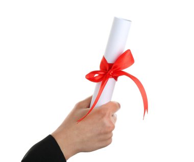 Beyaz arka planda kurdeleli diploması olan bir kadın.