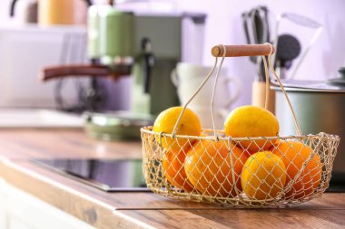 Mutfak tezgahında portakallı sepet, yakın çekim.