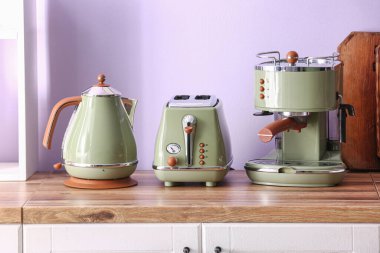 Mutfakta elektrikli su ısıtıcısı, tost makinesi ve kahve makinesi var.