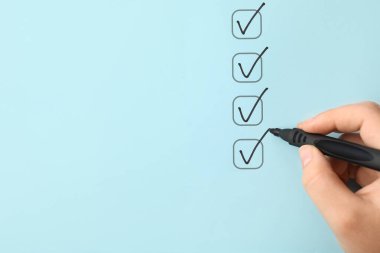 İşaretli kutucuğu siyah kalemle işaretleyen kadın