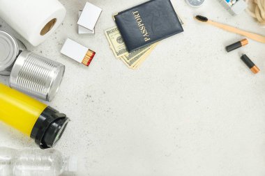 Beyaz masadaki acil durum çantası için gerekli malzemelerden yapılmış çerçeve