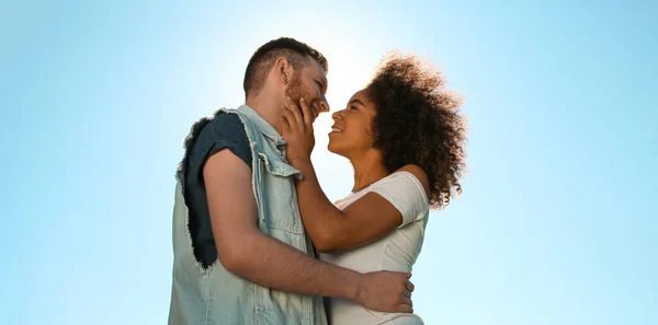 Young Loving Interracial Couple Outdoors Sunny Day — Stock Photo, Image