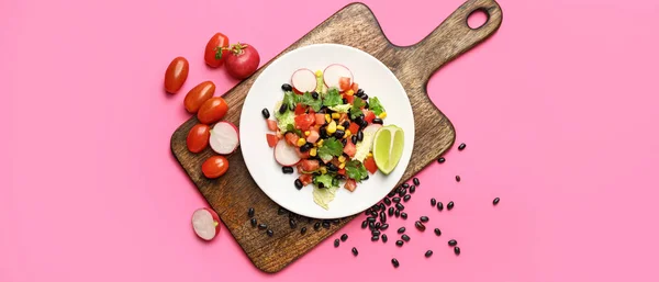 Bord Met Bord Lekkere Mexicaanse Groentesalade Roze Achtergrond — Stockfoto