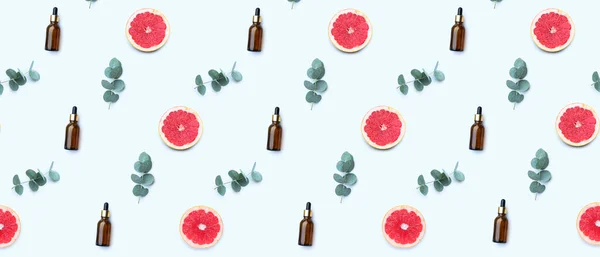 Vele Flessen Etherische Olie Grapefruits Eucalyptus Takken Witte Achtergrond Patroon — Stockfoto