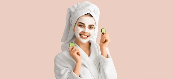 Mooie Jonge Vrouw Met Komkommer Plakken Gezichtsmasker Beige Achtergrond — Stockfoto