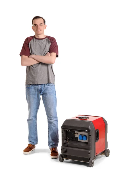 白い背景にポータブルガソリン発電機を持つ若い男 — ストック写真