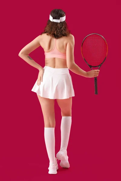 Молода Жінка Тенісною Ракеткою Рожевому Тлі Вид Ззаду — стокове фото