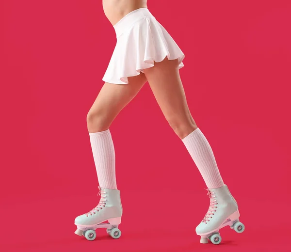 Jonge Vrouw Rolschaatsen Roze Achtergrond — Stockfoto