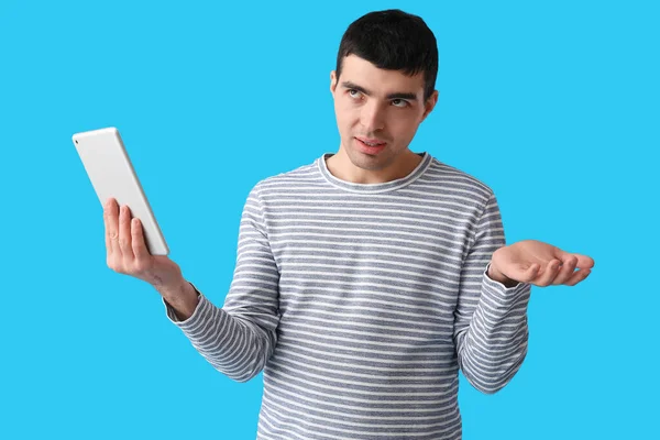 Αναστατωμένος Νεαρός Άνδρας Tablet Υπολογιστή Μπλε Φόντο — Φωτογραφία Αρχείου