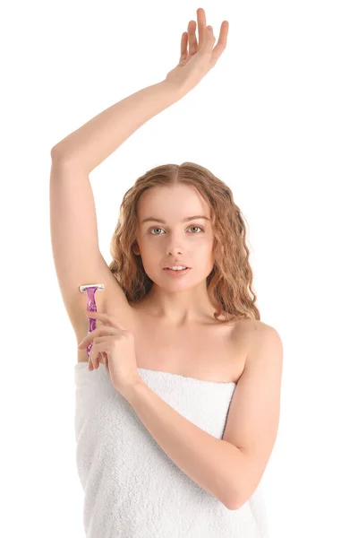 Ung Kvinna Rakning Sin Armhåla Med Rakkniv Vit Bakgrund — Stockfoto