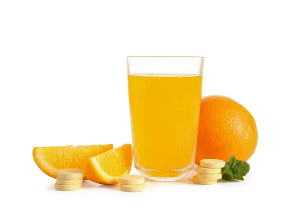 白色を背景に水とオレンジで溶かしたビタミンC発酵タブレットのガラス — ストック写真