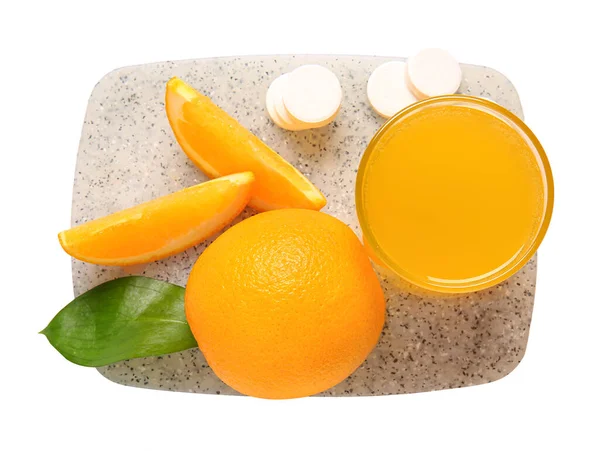 白を背景に水とオレンジで溶かしたビタミンC発酵タブレットのガラス板 — ストック写真