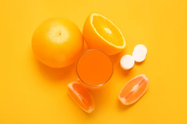 Szklanka Witaminy Musujące Tabletki Rozpuszczone Wodzie Pomarańczy Grejpfrutach Tle Koloru — Zdjęcie stockowe