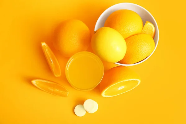 비타민 정제를 오렌지 배경에 과일에 비타민 — 스톡 사진