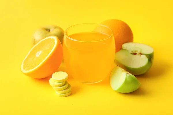 黄色の背景に水と果物に溶解ビタミンC発酵タブレットのガラス — ストック写真