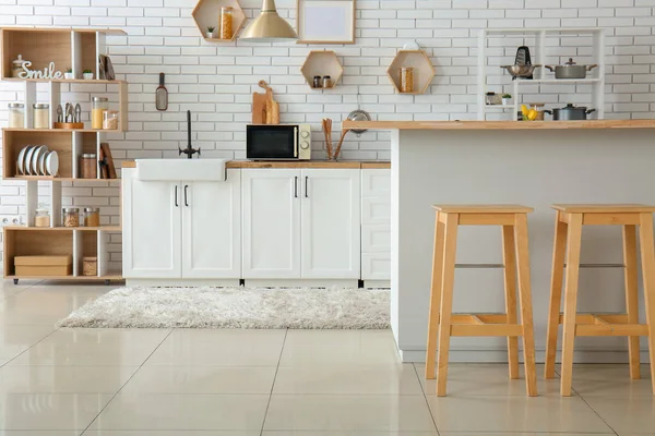 Holzhocker Der Nähe Von Sauberen Tisch Inneren Der Modernen Küche — Stockfoto