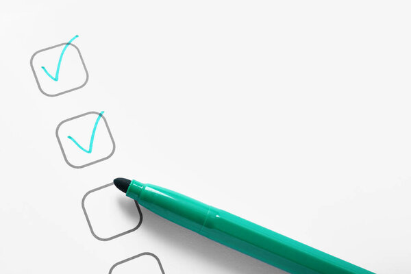 Чеклист с отметками и зеленым маркером, крупный план