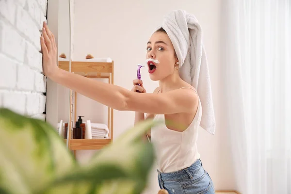 Young Woman Shaving Face Razor Mirror Bathroom — Stock Photo, Image