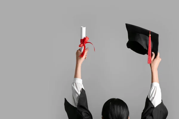 戴灰底毕业帽和毕业文凭的妇女 — 图库照片
