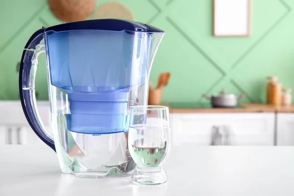 Сучасний Фільтр Глечик Склянка Води Столі Кухні — стокове фото