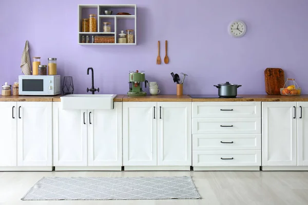 Interior Cocina Moderna Con Mostradores Blancos Lavabo Electrodomésticos — Foto de Stock