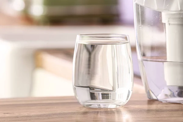 純水のガラスとキッチンカウンターの上のフィルタージャグ クローズアップ — ストック写真