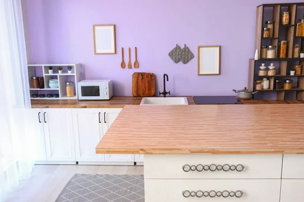 Interior Cocina Moderna Con Mesa Limpia Mostradores Blancos —  Fotos de Stock