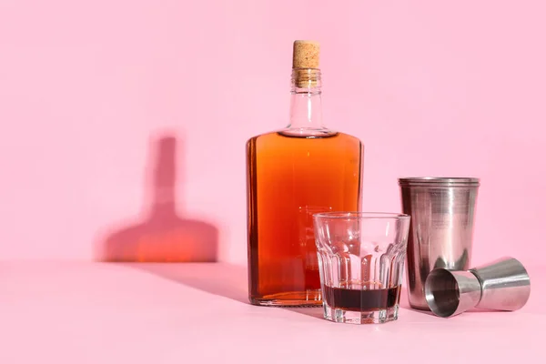 Bottiglia Rum Vetro Tazze Misura Sfondo Rosa — Foto Stock