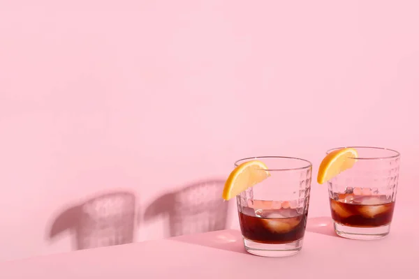 Szemüveg Rum Jégkockákkal Citromszeletek Rózsaszín Alapon — Stock Fotó