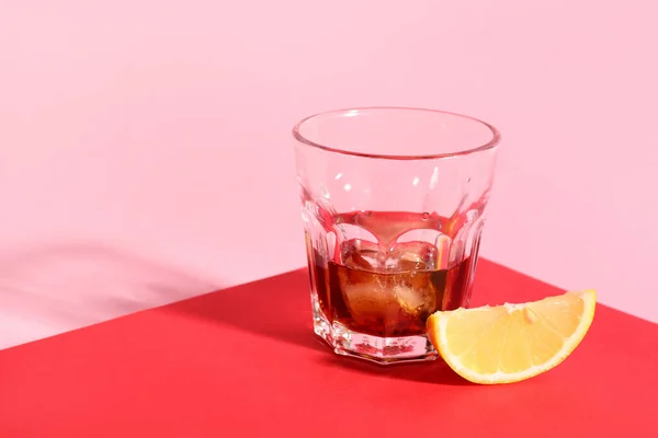 Glas Rum Met Ijsblokjes Citroenschijfje Een Kleurrijke Achtergrond — Stockfoto