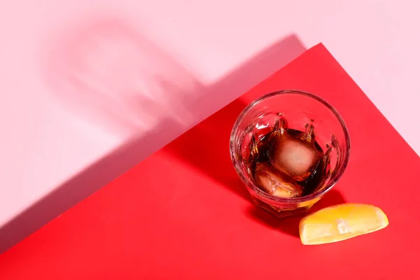 Bicchiere Rum Con Cubetti Ghiaccio Fetta Limone Sfondo Colorato — Foto Stock