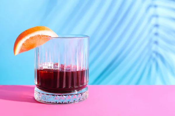 Szklanka Rumu Plasterkiem Grejpfruta Różowym Niebieskim Tle — Zdjęcie stockowe