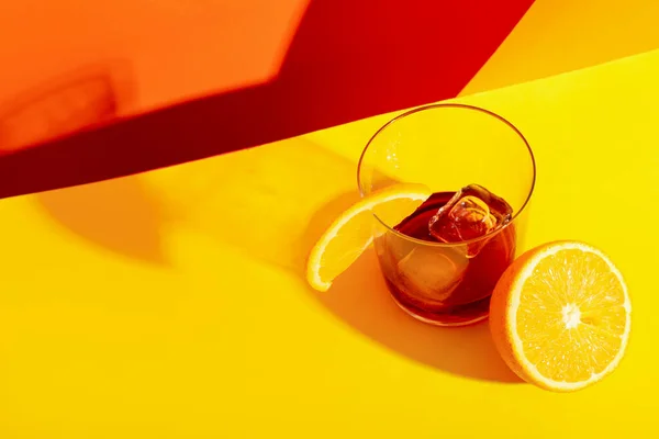Склянка Рому Апельсином Кубиками Льоду Барвистому Фоні — стокове фото