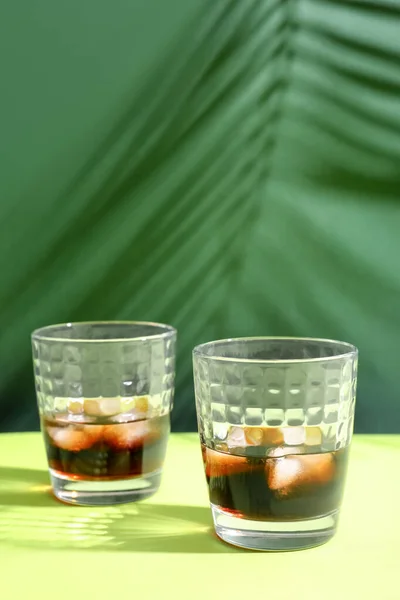 Bicchieri Rum Con Cubetti Ghiaccio Sfondo Verde — Foto Stock