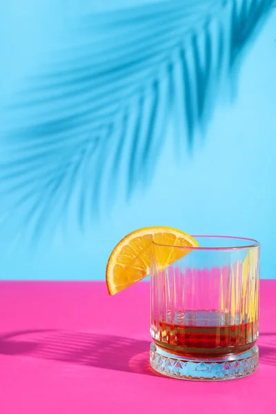 Glas Rum Mit Orangenscheiben Auf Buntem Hintergrund — Stockfoto