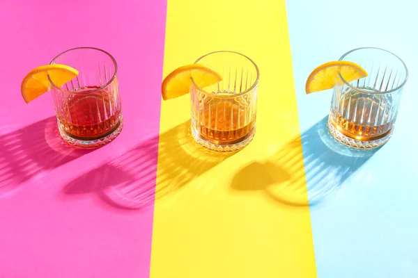 Bicchieri Rum Con Fette Arancia Sfondo Colorato — Foto Stock