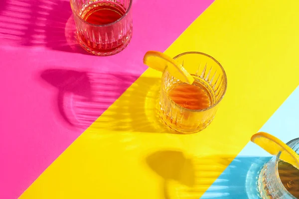 Copos Rum Com Fatias Laranja Sobre Fundo Colorido — Fotografia de Stock