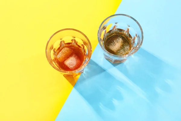 Bicchieri Rum Con Cubetti Ghiaccio Fondo Blu Giallo — Foto Stock