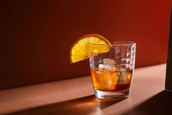 Glass Rum Ice Cubes Orange Slice Brown Background — Stock Photo, Image