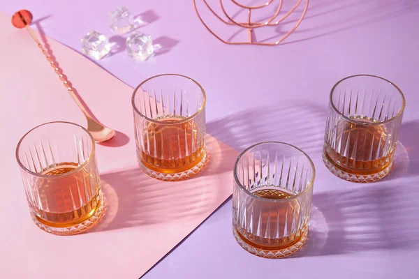 Bicchieri Rum Sfondo Rosa Lilla — Foto Stock