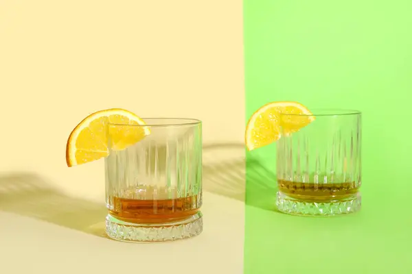Bicchieri Rum Con Fette Limone Sfondo Colorato — Foto Stock