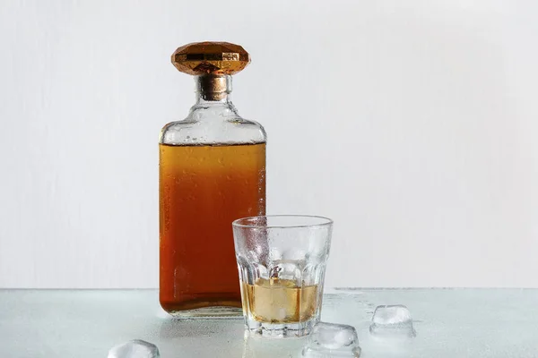 Bottiglia Bicchiere Rum Con Cubetti Ghiaccio Fondo Grigio — Foto Stock