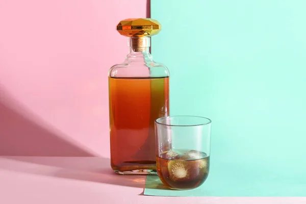 Bicchiere Bottiglia Rum Con Cubetti Ghiaccio Sfondo Colorato — Foto Stock