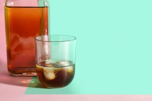 Glas Fles Rum Met Ijsblokjes Een Kleurrijke Achtergrond — Stockfoto