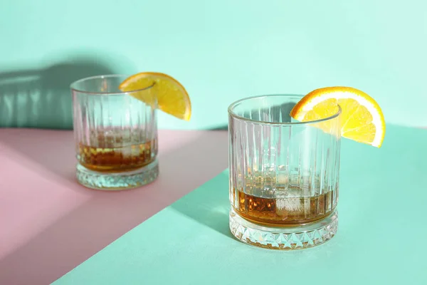 Bicchieri Rum Con Cubetti Ghiaccio Fette Limone Sfondo Colorato — Foto Stock