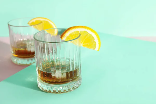 Bril Rum Met Ijsblokjes Schijfjes Citroen Een Kleurrijke Achtergrond — Stockfoto