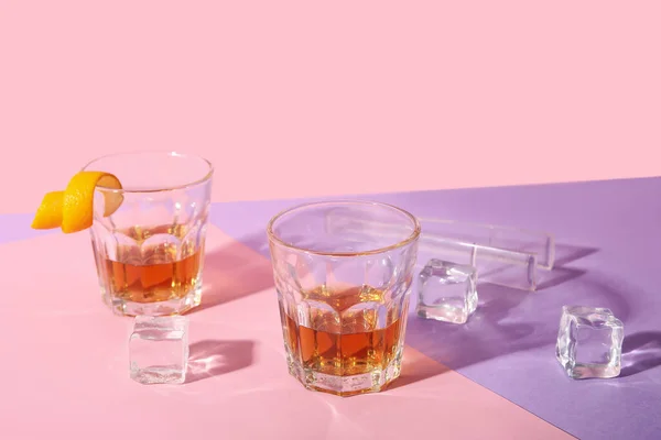 Bicchieri Con Rum Cubetti Ghiaccio Pinze Bucce Arancia Sfondo Colorato — Foto Stock