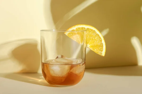 Szklanka Rumu Kostkami Lodu Plasterek Pomarańczy Beżowym Tle — Zdjęcie stockowe